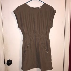Super chic army green dress from H&M